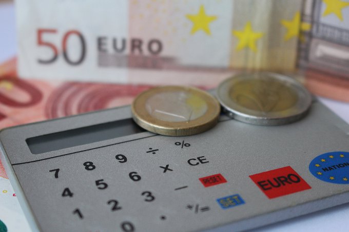 kalkulator obok waluty euro